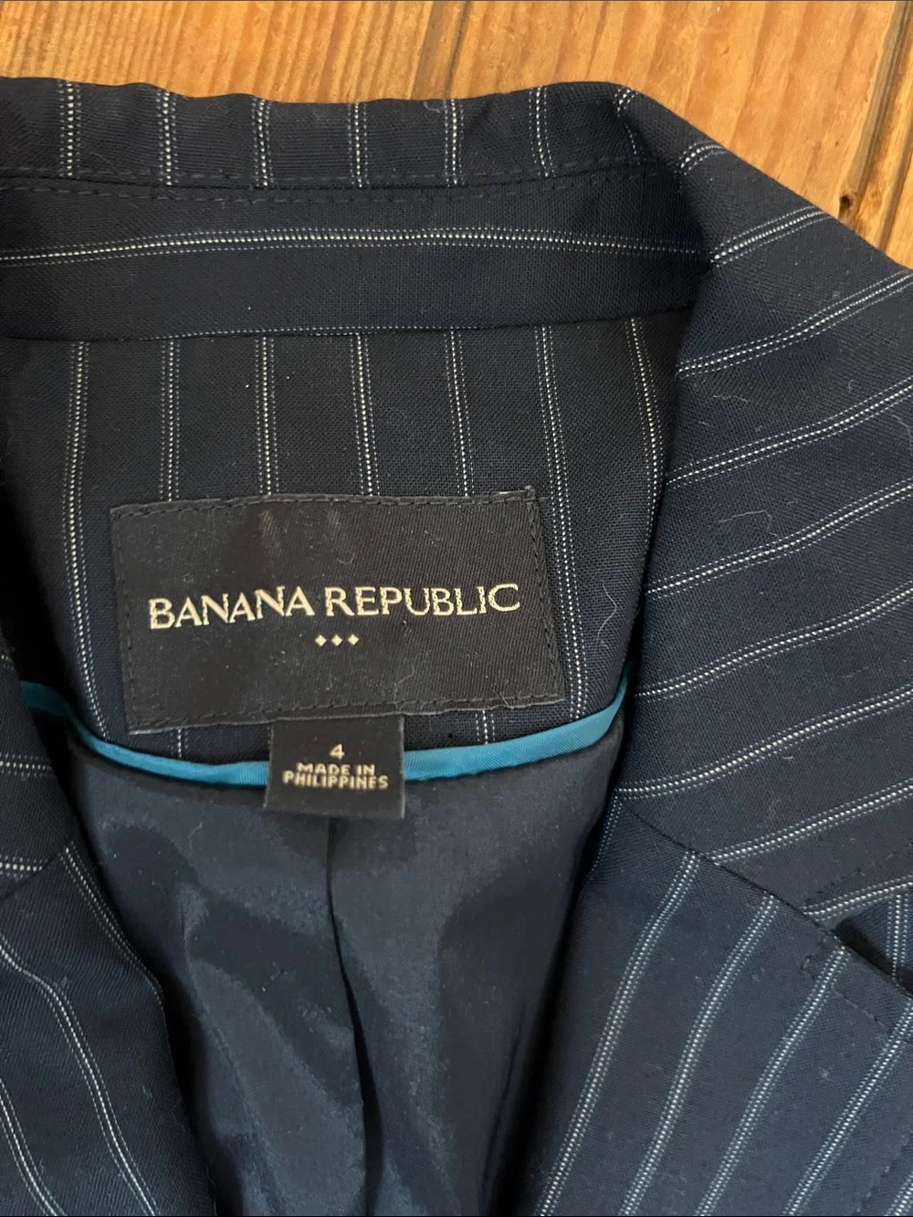 Banana Republic Navy Pinstripe cropped short Blazer pleated back size 4